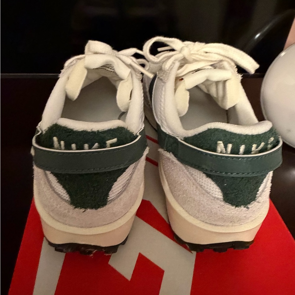 Never worn - women’s Nike Waffle White and Green Shoes - Picture 3 of 5